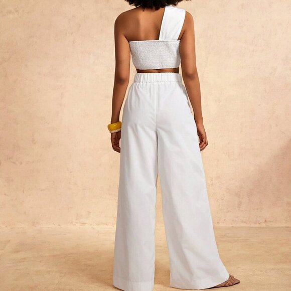 White Elegant Women's Beach Vacation One-Shoulder Chest Knotted crop top & pants - Picture 2 of 7